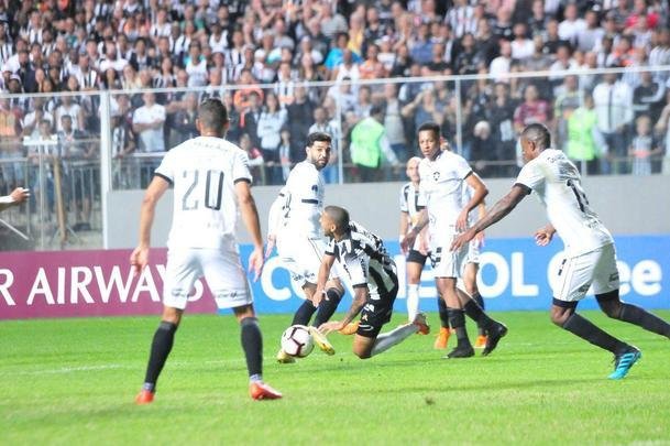 Atltico voltou forte na etapa final e abriu o placar em cobrana de pnalti com Fbio Santos: 1 a 0