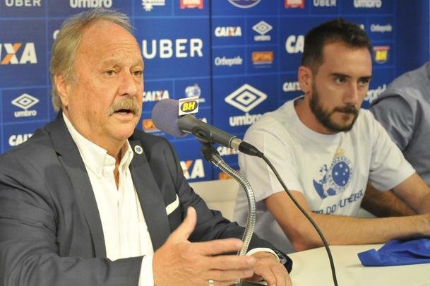 Meia argentino foi apresentado como novo reforo do Cruzeiro nesta quinta-feira (18 de janeiro)