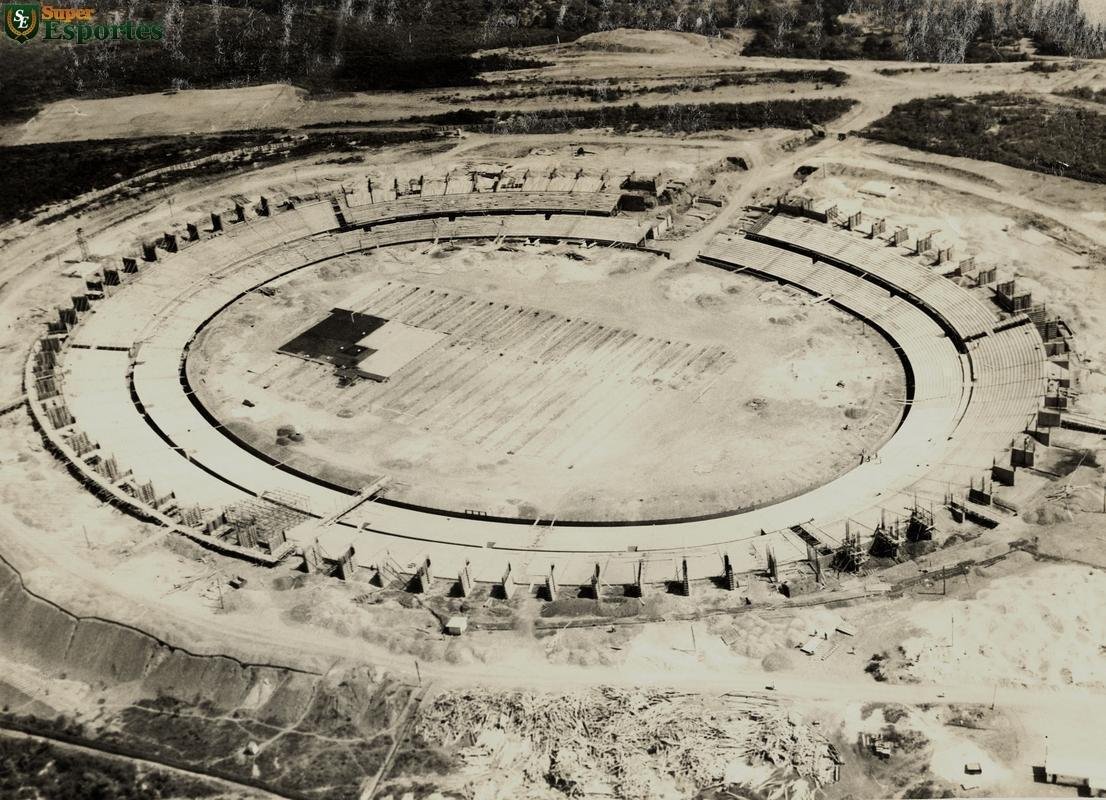 13/08/1963 - Vista area das obras de construo do Mineiro
