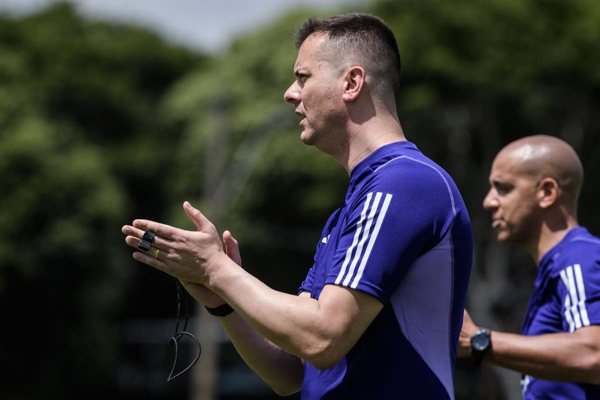 Fotos do primeiro treino do tcnico portugus Pepa no Cruzeiro