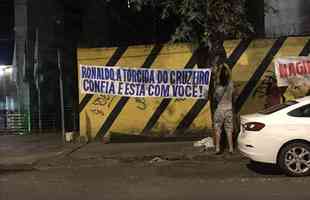 A favor da venda da SAF para Ronaldo, torcedores do Cruzeiro protestaram contra o Conselho Deliberativo do clube durante a apresentação da proposta do empresário, em evento na sede do Barro Preto