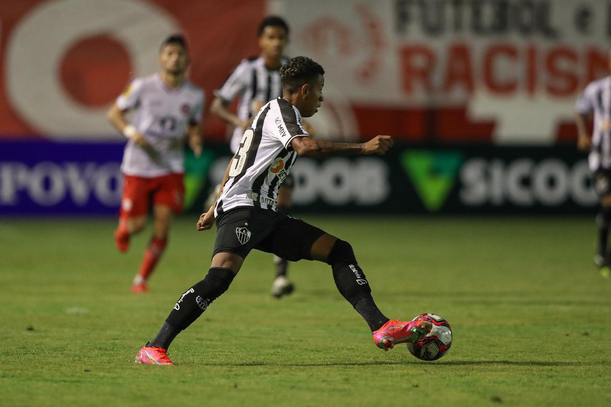 Tombense e Atlético se enfrentaram nesta quinta-feira (4), em partida válida pela 2ª rodada do Campeonato Mineiro. O confronto foi realizado no Estádio Antônio Guimarães de Almeida, em Tombos. No primeiro tempo, uma queda de energia paralisou a partida por cerca de 20 minutos.