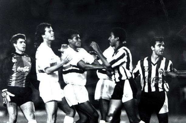 Em 1991, Galo e Tricolor se enfrentaram na semifinal do Campeonato Brasileiro. O jogo de ida, em Belo Horizonte, terminou 1 a 1. A volta, no Morumbi, teve outro empate, desta vez por 0 a 0. Com melhor campanha na fase anterior, o São Paulo seguiu na disputa.