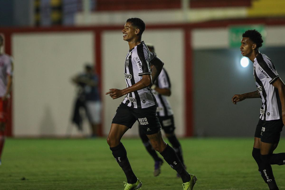 Tombense e Atlético se enfrentaram nesta quinta-feira (4), em partida válida pela 2ª rodada do Campeonato Mineiro. O confronto foi realizado no Estádio Antônio Guimarães de Almeida, em Tombos. No primeiro tempo, uma queda de energia paralisou a partida por cerca de 20 minutos.
