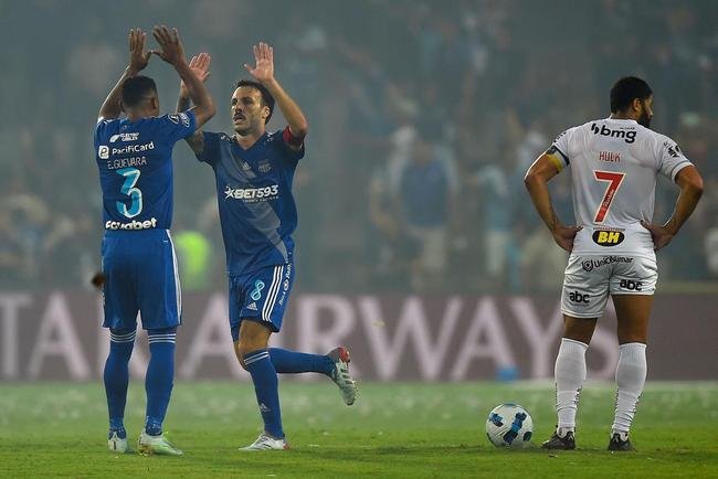 Sebastin Rodrguez empatou o jogo para o Emelec em cobrana de pnalti: 1 a 1