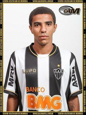 Roger (2011) - o garoto Roger, da base alvinegra, também foi utilizado por Dorival Júnior na lateral. Ele jogou apenas três partidas, mas voltou para a base depois. Em 2014, deixou o clube e foi para o Villa Nova.