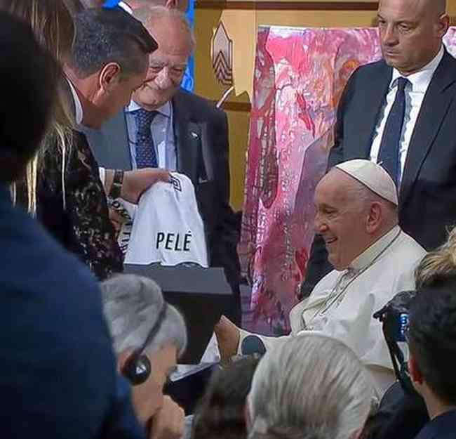 Em visita ao Vaticano, na Itlia, prefeito do Santos, Rogrio Santos, entregou duas camisa do peixe ao papa Francisco