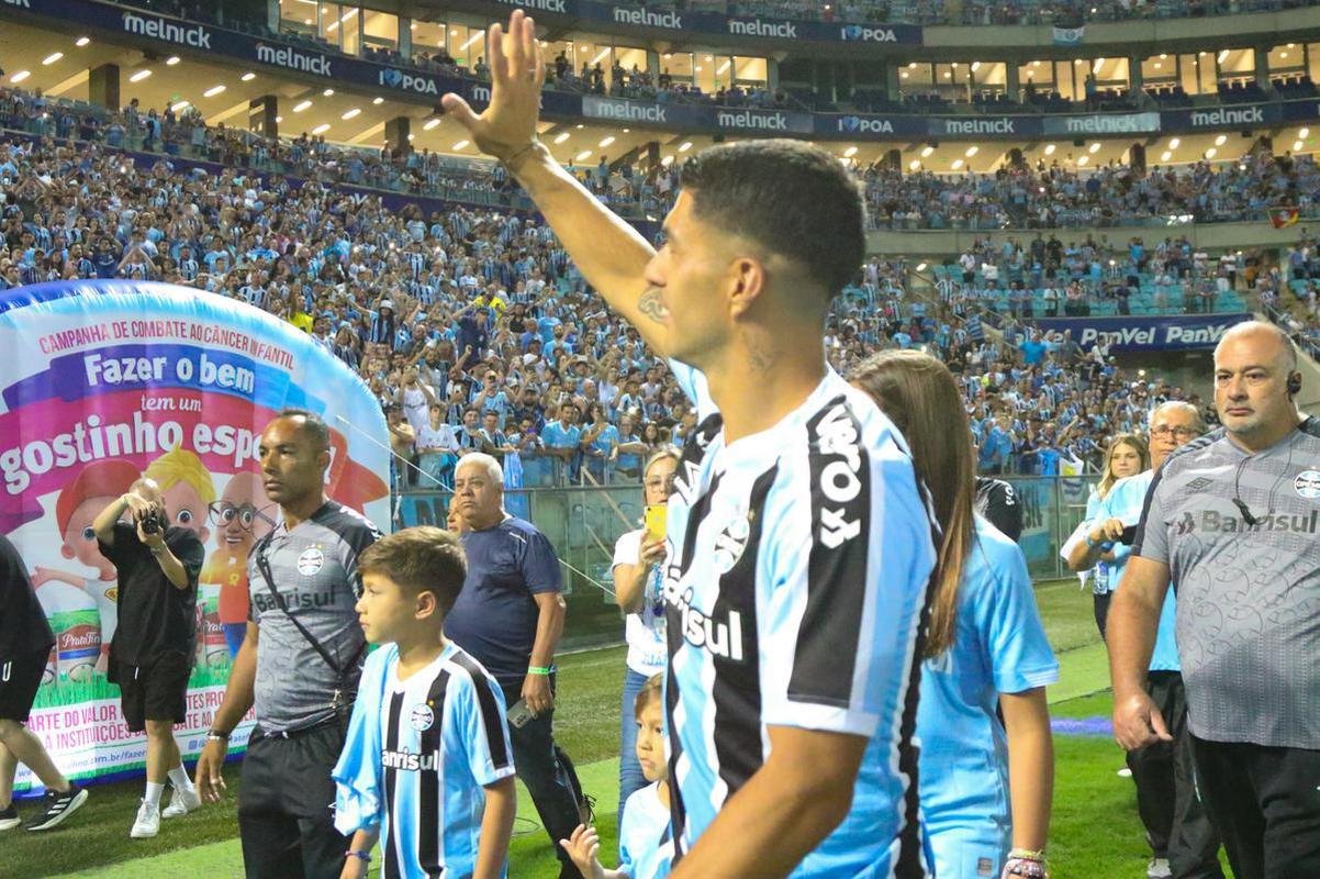 Luis Surez foi apresentado na Arena Grmio nesta quarta-feira (4/1)