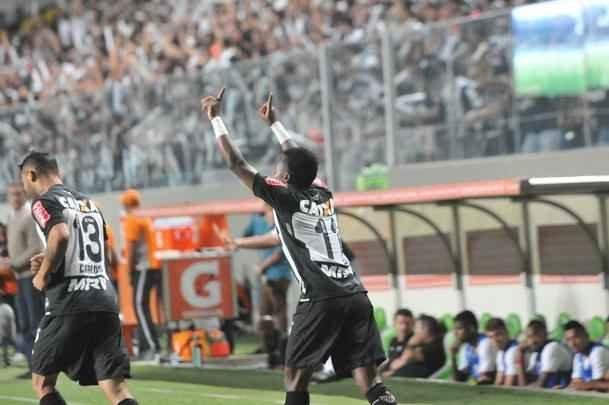 Carlos ampliou para o Atltico no Independncia e fez a festa da torcida