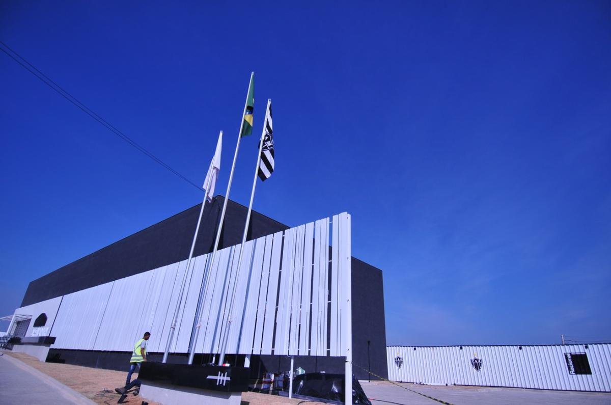 Novas fotos da construo da Arena MRV, estdio do Atltico, no bairro Califrnia, em Belo Horizonte. Nos arredores, curiosos fazem o que podem para ver o andamento das obras. (Alexandre Guzanshe/EM/D.A Press)