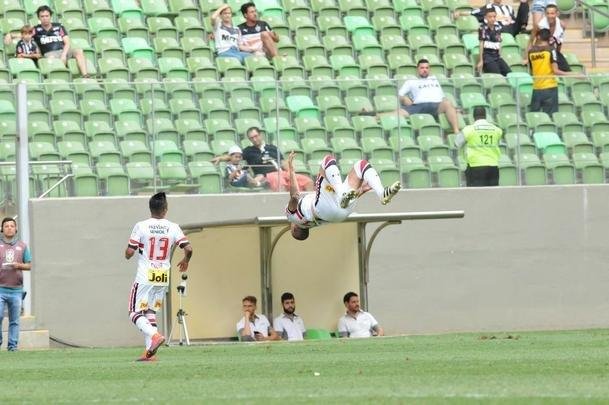 Galo saiu na frente, com Hyuri, mas levou virada do Tricolor. Maicon e Gilberto fizeram para o So Paulo
