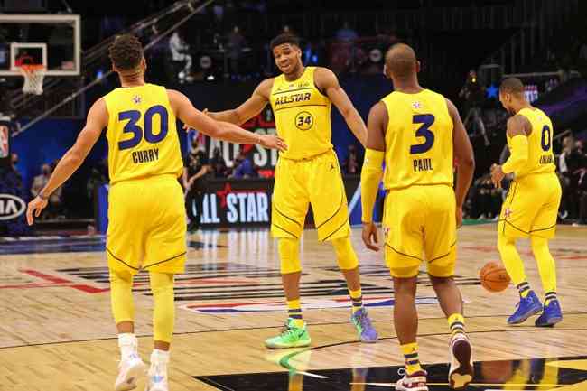 Curry cumprimenta Antetokounmpo em vitória do Time LeBron no All-Star Game 