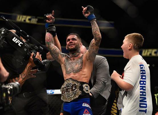 Cody Garbrandt (luvas azuis) venceu Dominick Cruz por deciso unnime e conquistou o cinturo dos galos