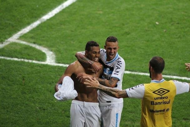 Lucas Pratto visivelmente abatido com vitria parcial do Grmio por 2 a 0