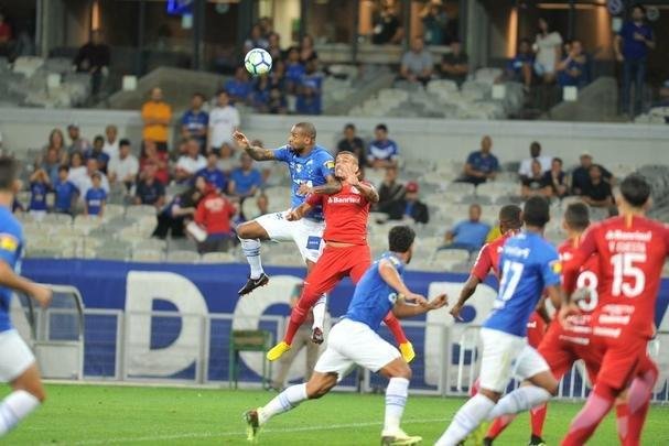 Imagens do duelo entre Cruzeiro e Internacional, no Mineiro, pela 22 rodada do Brasileiro 