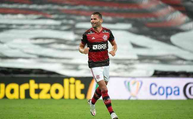 Flamengo anuncia contratação em definitivo do volante Thiago Maia