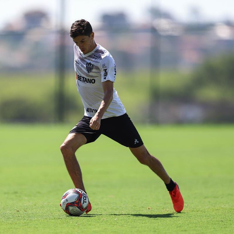 Fotos do coletivo entre profissionais e sub-20 do Atltico