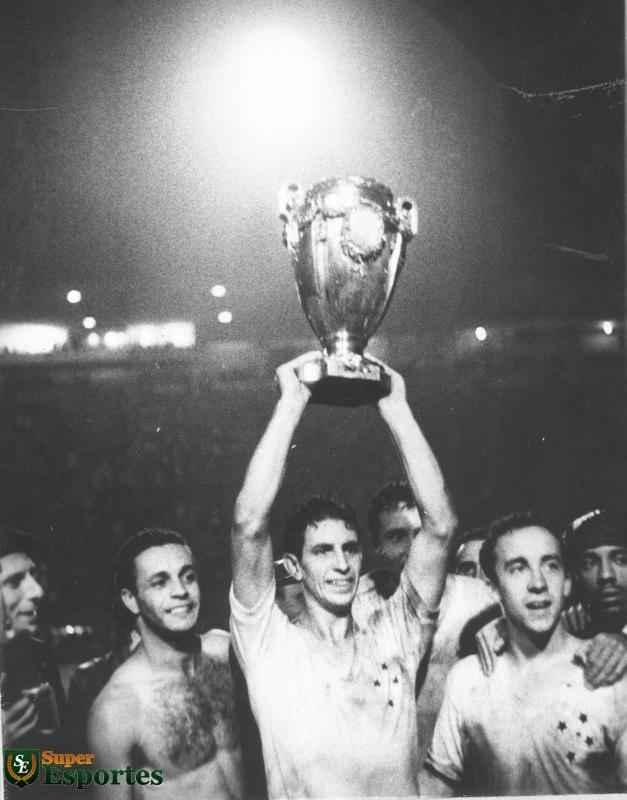 Capitão Piazza ergue a Taça Brasil no Pacaembu depois de duas vitórias sobre o poderoso Santos de Pelé