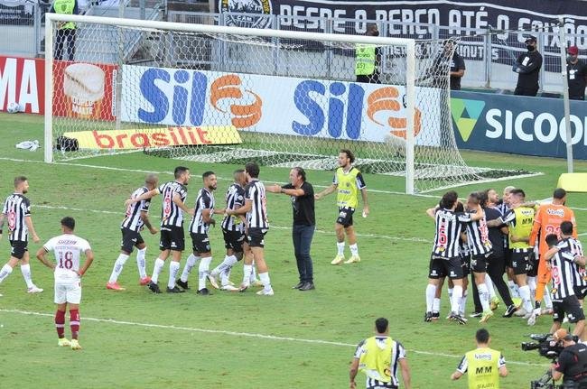 Aps a vitria do Atltico sobre o Fluminense, por 2 a 1, no Mineiro, os jogadores, o tcnico Cuca, a comisso tcnica, o gerente e ex-goleiro Victor e torcedores fizeram muita festa com a proximidade do ttulo brasileiro