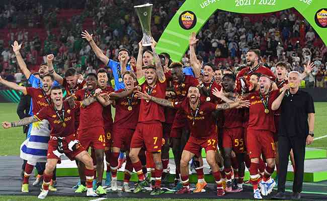 A Roma levantou a taça da Conference League