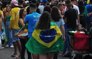 Movimento na Rua Alberto Cintra, em BH, durante jogo do Brasil contra a Srvia, pela abertura da Copa do Mundo do Catar