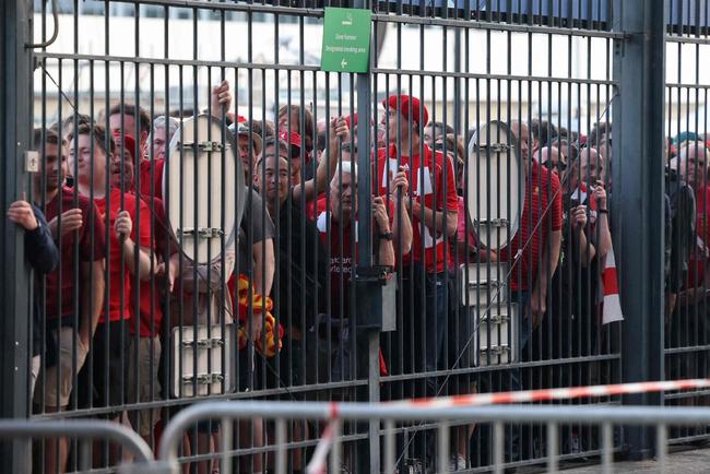 Veja as fotos dos torcedores do Liverpool e do Real Madrid na final