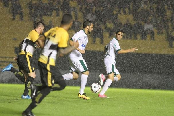 Fotos da vitria de virada do Amrica sobre o Cricima no Estdio Heriberto Hulse, em Cricima, pela Srie B