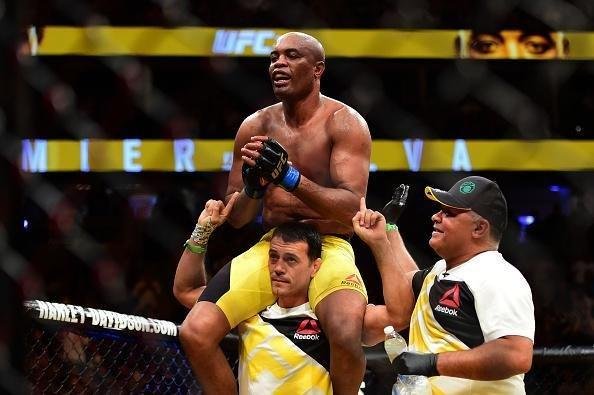 Fotos da derrota de Anderson Silva para Daniel Cormier no UFC 200