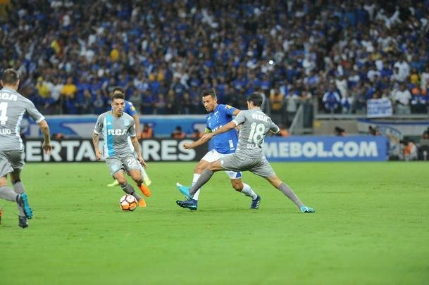 Fotos do primeiro tempo do duelo entre Cruzeiro e Racing, no Mineiro, pela Libertadores