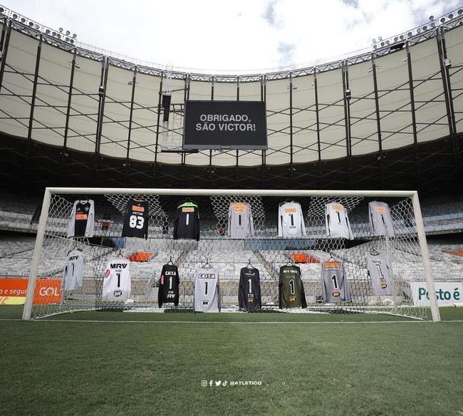 Todas as camisas usadas pelo goleiro Victor durante sua trajetria no Atltico