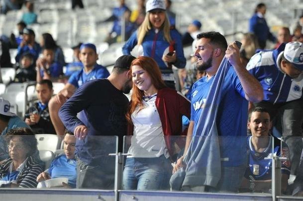 Torcida do Cruzeiro encarou frio e crise de abastecimento para apoiar o time contra o Palmeiras, no Mineiro