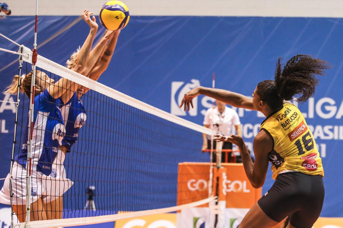 Minas supera o Praia Clube por 3 sets a 2 em Saquarema-RJ, na terceira partida da final, e conquista o tetra da Superliga Feminina.