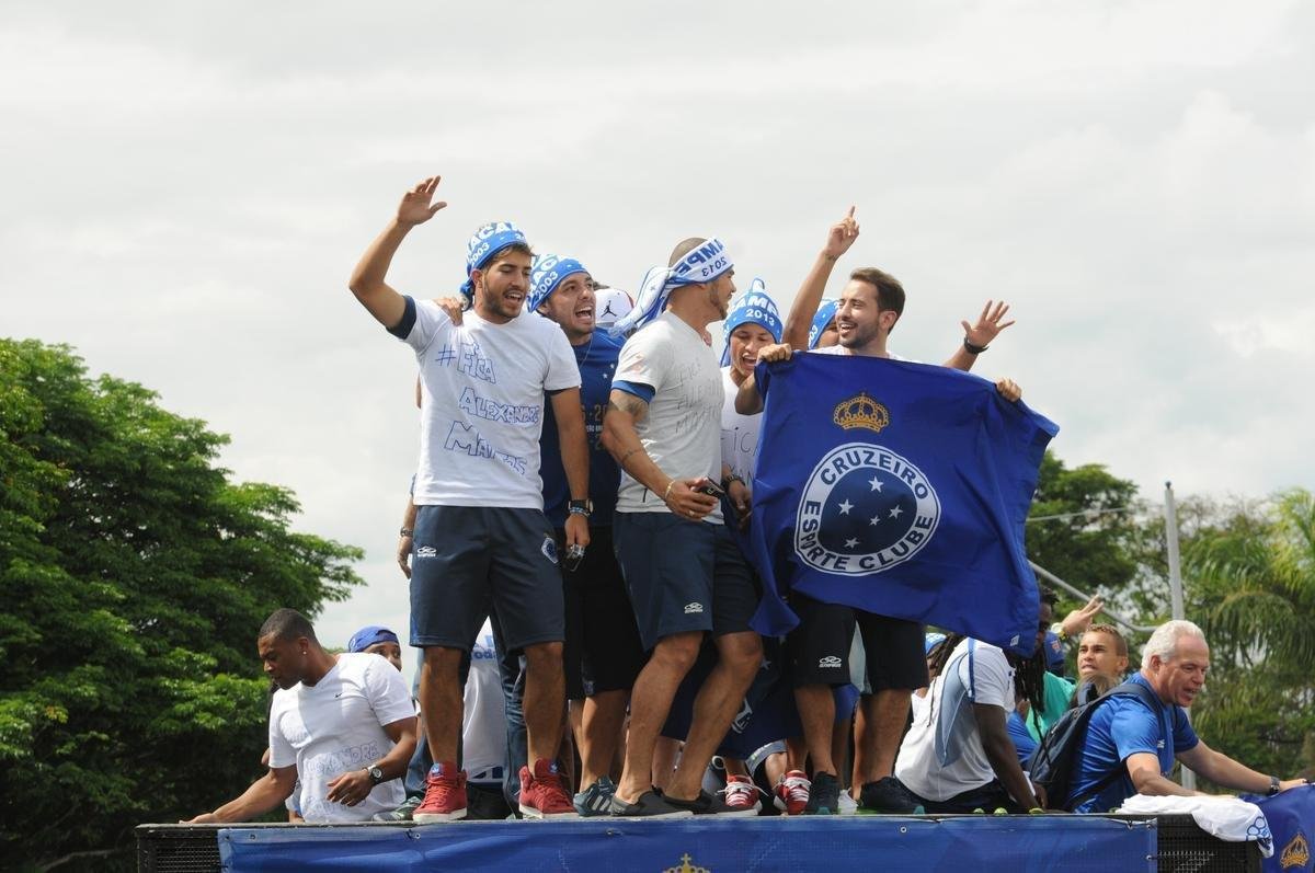 Antes do jogo com o Fluminense, em 7 de dezembro de 2014, jogadores do Cruzeiro desfilaram em carro aberto entre a Toca da Raposa II e o Mineiro, onde receberiam a taa de tetracampeo brasileiro. Uma multido azul tomou conta da Pampulha e festejou o quarto ttulo da Srie A. No jogo das faixas, a Raposa venceu o Tricolor por 2 a 1.
