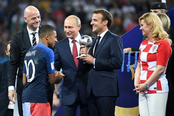 Presidente francês Emmanuel Macron vibra muito com o título francês e depois ainda entrega medalhas e troféu aos campeões; já a presidente croata Kolinda Grabar-Kitarovic deu show de simpatia mesmo com o vice