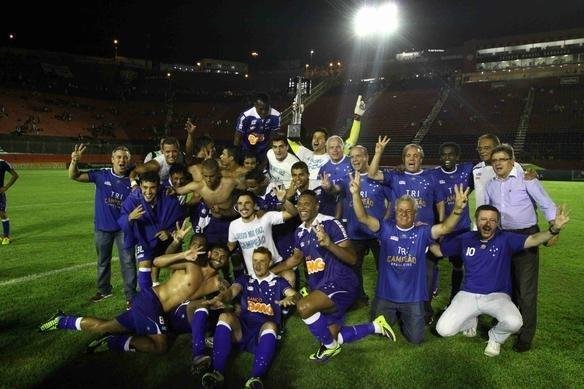 Festa dos jogadores do Cruzeiro no Barrado com a conquista do tricampeonato brasileiro