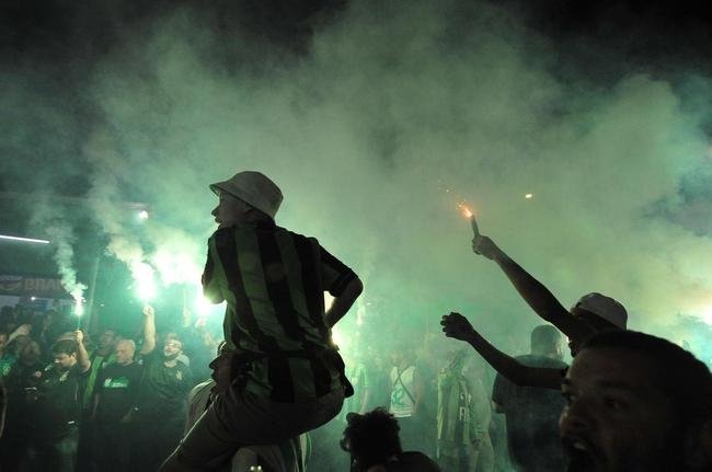 Fotos da torcida do Amrica nos arredores do Independncia, em Belo Horizonte, antes da bola rolar para o jogo contra o So Paulo, nesta quinta-feira (18). Partida valida pela volta das quartas de final da Copa do Brasil. 