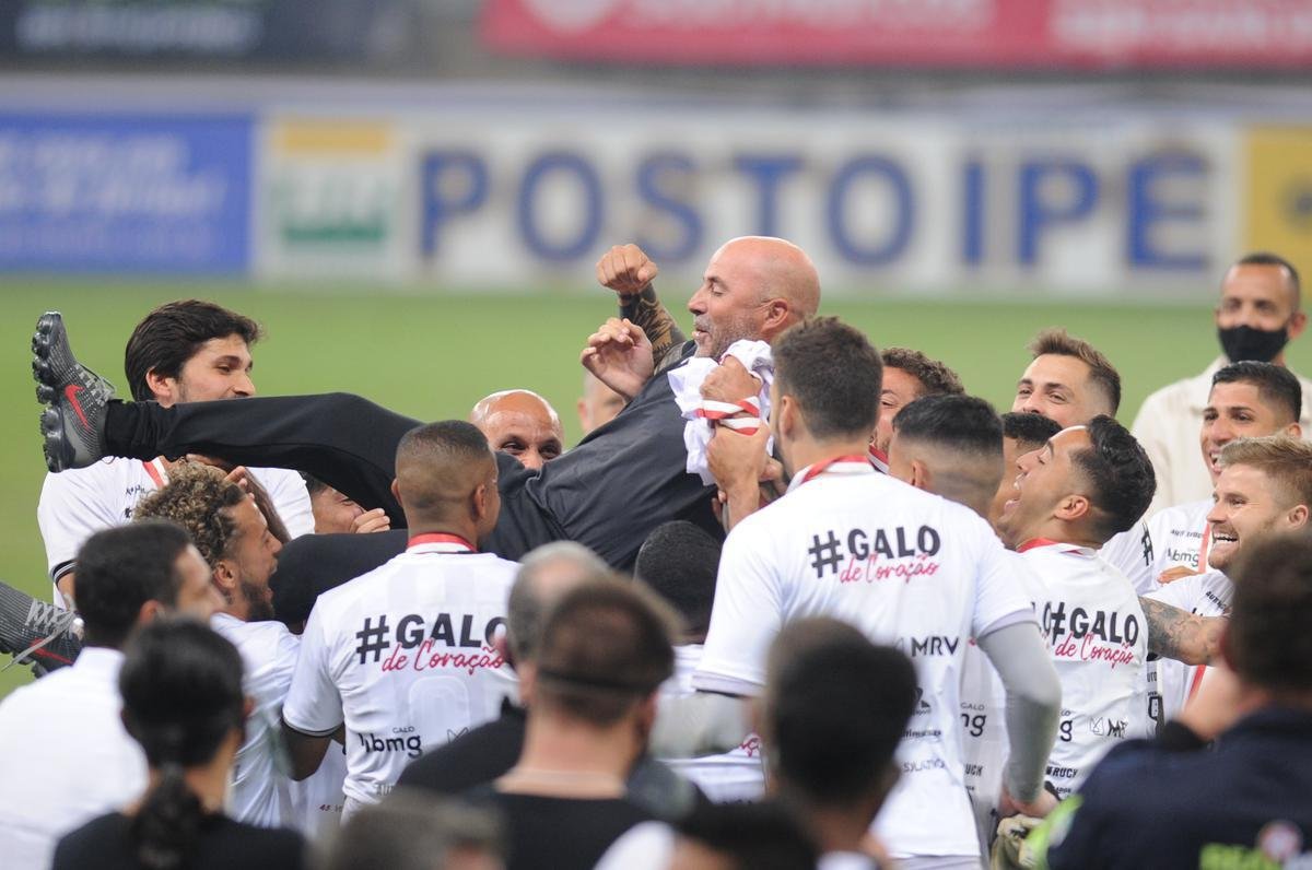 Atltico ergue a taa de campeo mineiro de 2020; na comemorao, tcnico Jorge Sampaoli  carregado pelos jogadores no Mineiro