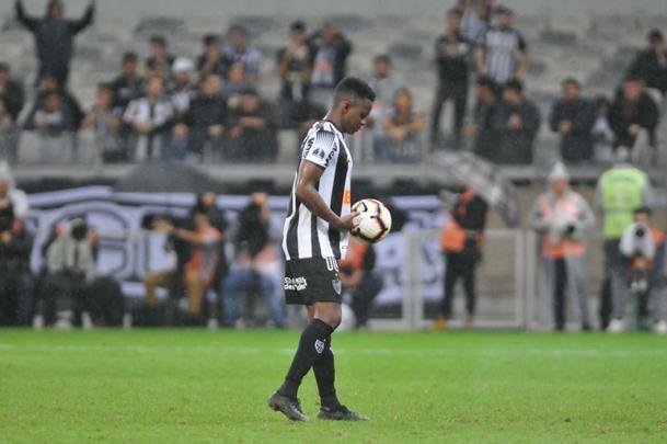 Atltico perdeu por 4 a 3 para o Coln nos pnaltis e foi eliminado da Copa Sul-Americana. Goleiro argentino Burin defendeu penalidades de Rver e Cazares