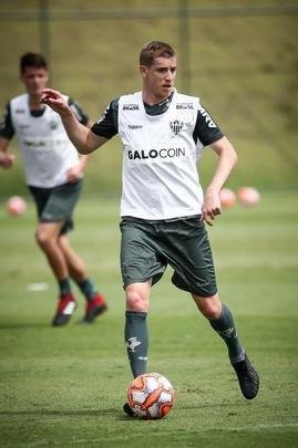 O volante Adilson jogou 24 vezes na Copa Libertadores. So 14 vitrias, 5 empates e 5 derrotas. Pelo Grmio (2009 e 2011), foram 20 jogos, com 11 vitrias, 4 empates e 5 derrotas. Pelo Atltico (2017), foram 4 jogos, com 3 vitrias e 1 empate