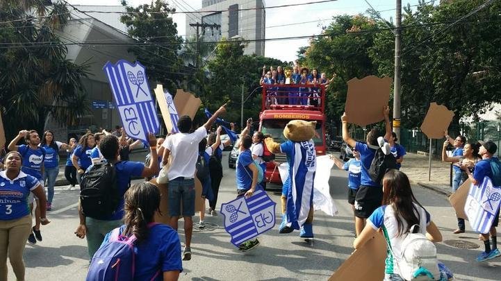 Jogadoras do Minas desfilam em carro aberto pelas ruas de Belo Horizonte após conquista do tri da Superliga Feminina de Vôlei