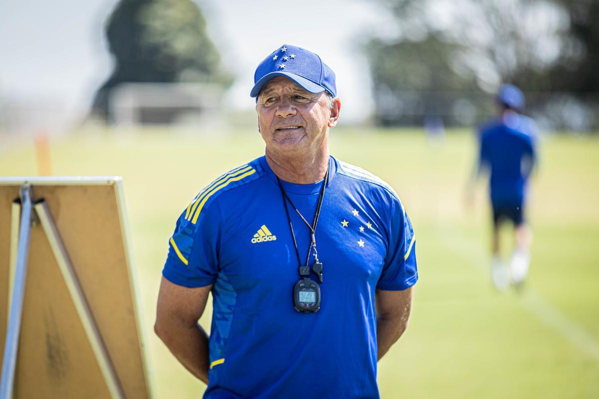 Cruzeiro estreou camisa de treino amarela durante atividade neste domingo (28/03). Uniforme da comissão técnica é na cor azul.