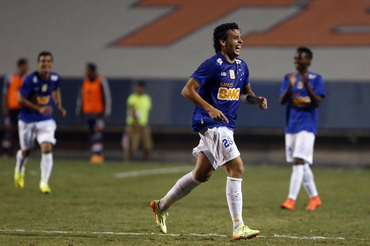 Ricardo Goulart chutou a bola atrs do meio-campo e marcou um gol de placa no Texas