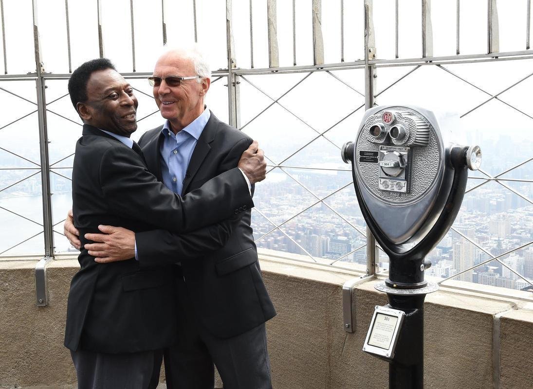 17/04/2015 - Pel com o ex-jogador alemo Franz Beckenbauer, seu ex-companheiro no Cosmos dos Estados Unidos