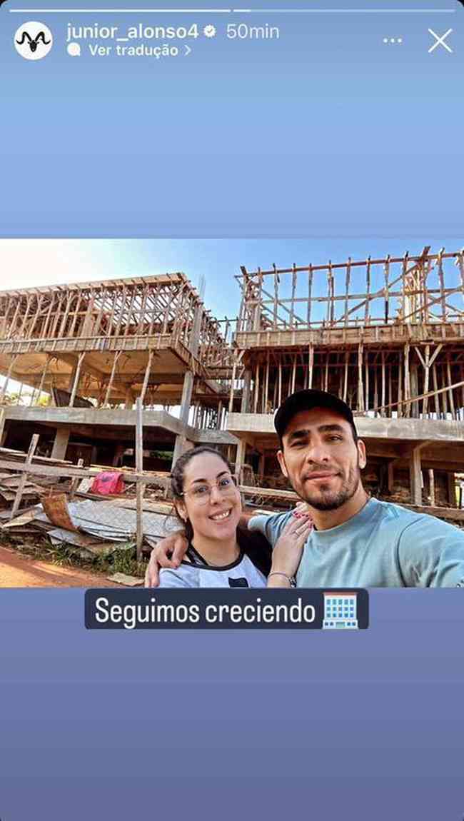 Defender Junior Alonso posted a photo next to his partner during construction work