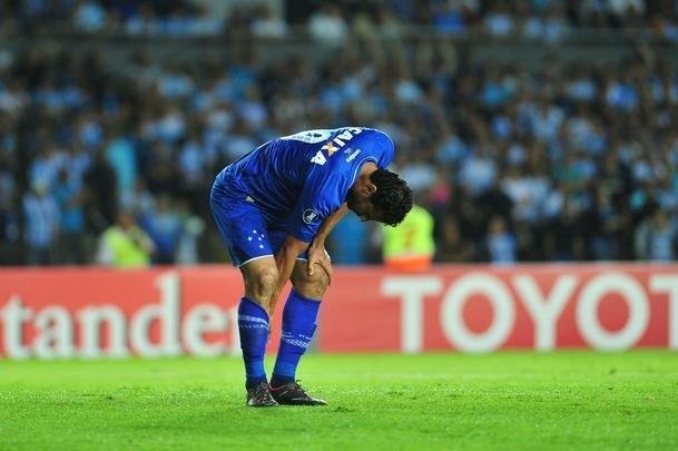 Fotos do primeiro tempo de Racing e Cruzeiro, no El Cilindro, pela Copa Libertadores. Atacante Fred se machucou na panturrilha direita logo no comeo da partida e foi substitudo por Rafael Sobis