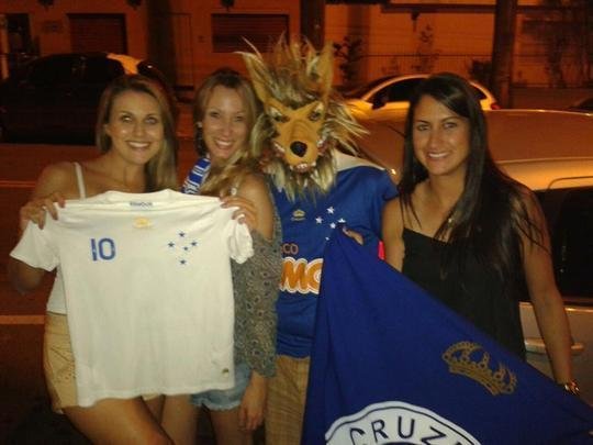 Mesmo antes de o tricampeonato ser confirmado, cruzeirenses j festejam nos arredores do Mineiro