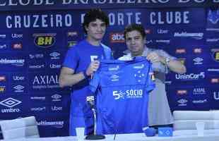 Lateral-esquerdo Dod, de 26 anos, foi apresentado pelo Cruzeiro na Toca; Jos Benedito, pai do lateral, e Jnior Pedroso, empresrio, estiveram presentes