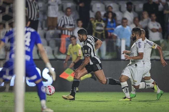 Fotos do jogo entre Santos e Atltico na Vila Belmiro, em Santos, pela 30 rodada do Campeonato Brasileiro