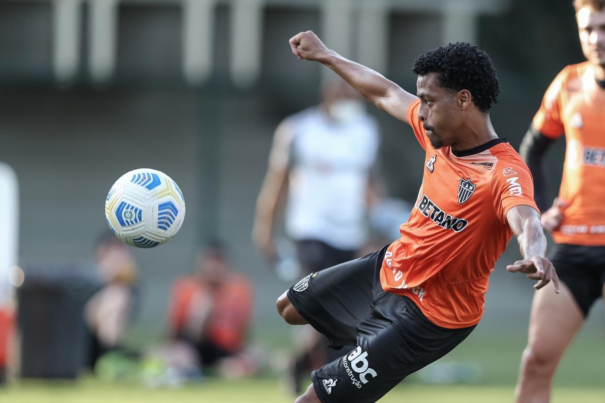 Com Guilherme Arana de volta, Cuca comanda atividade na Cidade do Galo