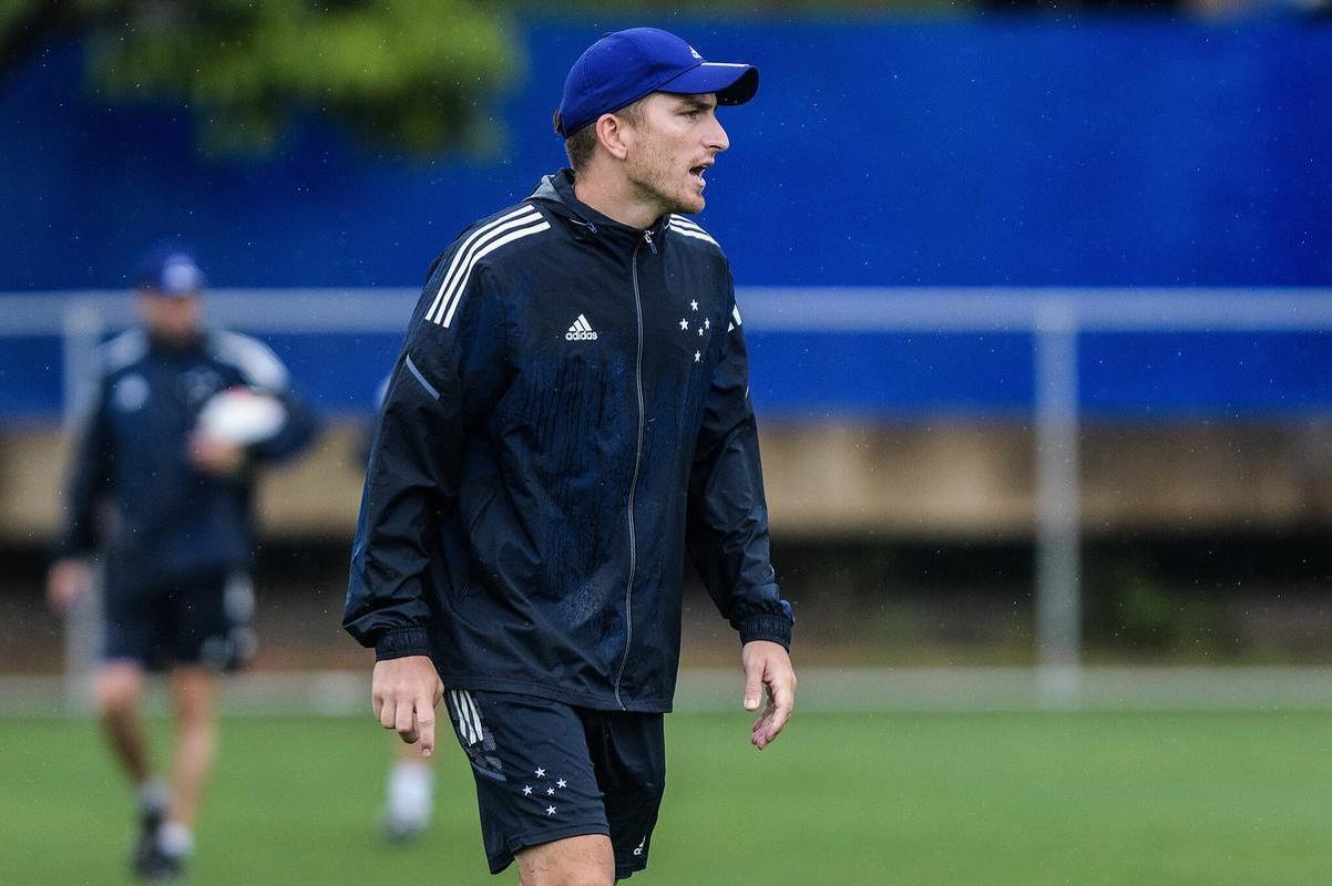 Imagens do treino do Cruzeiro neste sbado (8), sob forte chuva, na Toca da Raposa II, em Belo Horizonte